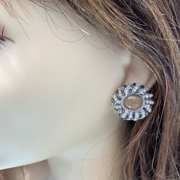 Hand beaded Beige agate pink green ab glass bead round pierced earrings - Picture 4 of 13